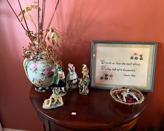 Assorted decorator items.