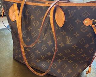 Louis Vuitton NeverFull Canvas Monogram Tote - Authentic
Excellent Condition