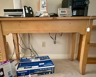 Sturdy desk-like table