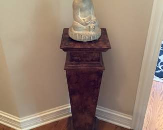 Column with Isabel Bloom statue