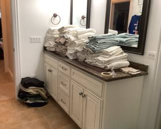 Like new bath linens