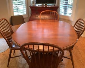 Round table with 2 leaves and four chairs