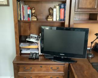Walter e Smith shelf with shelves and four drawers. Currently used as part of an office set up