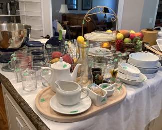 Mixture of kitchen items