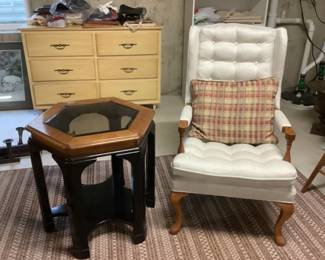 Off white side chair, double chest in blonde wood, end table
