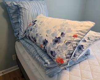 Comforter Set with Pillows (Upstairs)