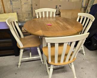 Drop Leaf table with 4 chairs (Garage)