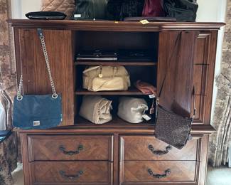Many many purses 