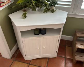 Corner cabinet
