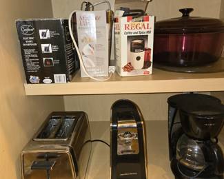 Small appliances
Toaster, electric can opener, coffee bean grinder, mixer, 2 cup coffee pot
Knife sharpener