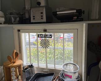 Great amount of kitchen appliances 