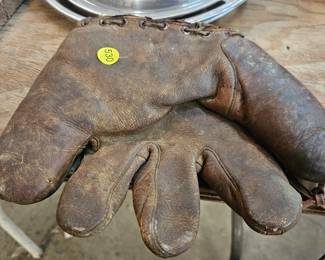 VINTAGE BALL GLOVE