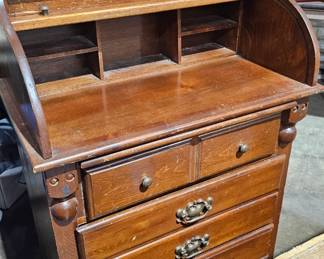 DESK / DRESSER