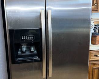 Whirlpool refrigerator with working icemaker