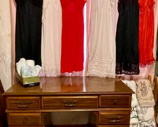 VINTAGE DESK, VINTAGE LINGERIE