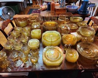 Federal Glass Amber 'Madrid',
106 pieces, great condition!