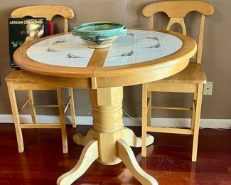 Tiled kitchen table + 2 chairs (2 cracked tiles)