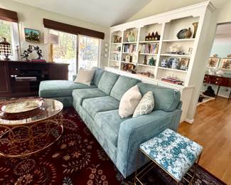 Bassett Sectional sofa - LIKE NEW!