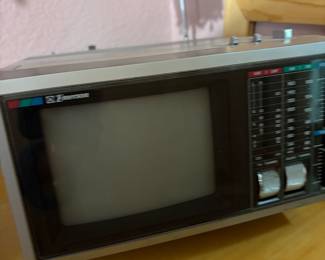 Vintage 1985 Emerson 5.5" Color Portable TV with Am/Fm radio