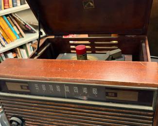 Vintage RCA Model 9-Y-I Phonograph Radio Combination Plays 45's