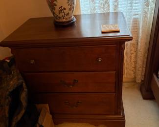 3-drawer nightstand
