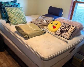 bed, bedding