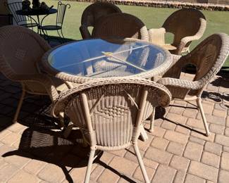 Patio Table w 4 Wicker Chairs