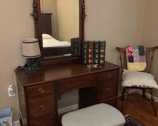 Beautiful Vintage vanity with adjustable organizer. 