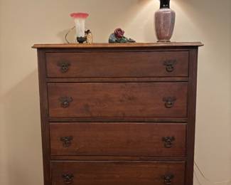 Antique chest of drawers with 5 drawers. 