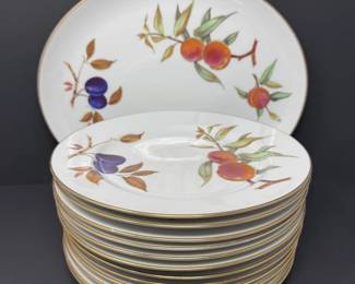 143 RoyalWorcesterEveshamDinnerPlatesServingPlatterEngland