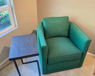14 GreatConditionTommyBahamaGreenUpholsteredChairwSideTable