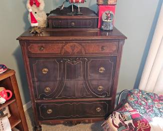 Antique Chest o Drawers