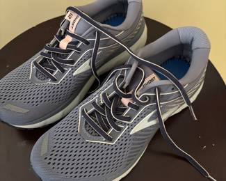 BROOKS TENNIS SHOES