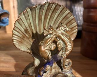 COLLECTIBLE SEAHORSHE AND SHELL BOOKEND (ONLY ONE)