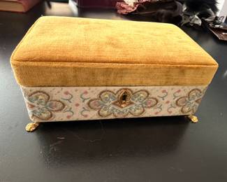 EMBROIDERED JEWELRY BOX VINTAGE