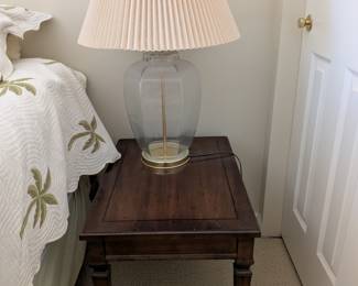 SIDE TABLE/LAMP