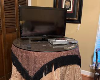 Skirted table with table square buy the table and glass or the table skirt or the table square ; or the ensemble !!