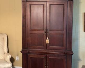 BERY TRADITIONAL ATMOIRED SITH GOLD ATOUNF DOORS SO NICE GOD ENTERTSINMENT CENTER OR STORAGE!!