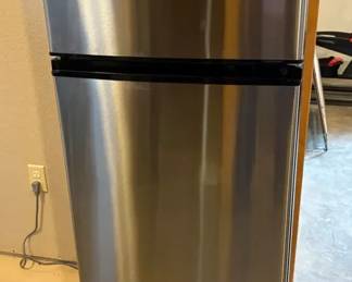 Summit RefrigeratorFreezer Model CP972SS Apt. Size