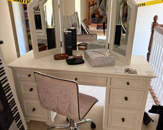 Pottery Barn Teen Desk with Mirror 
