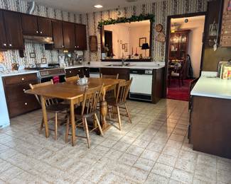 Plenty of retro kitchen goodies!