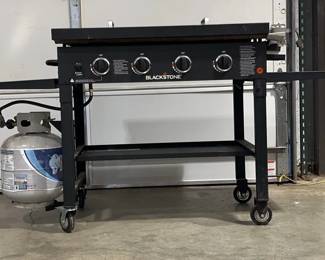 Blackstone Grill With Extension Tables, Accessories Tank