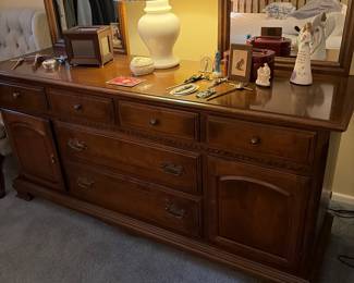 Ethan Allen dresser matching end tables and night boy all in good condition 
