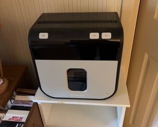 Shredder almost new  whit cabinet for office or bathroom 