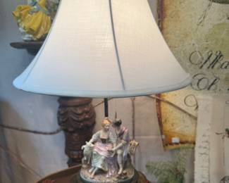 Vintage Capodimonte-style porcelain figurine lamp made of porcelain on brass base 