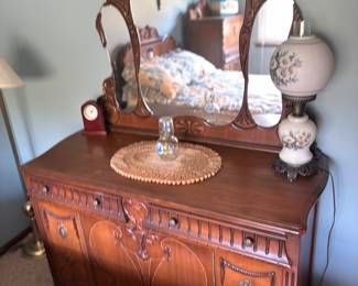 Stunning 1930's dresser with removable mirror