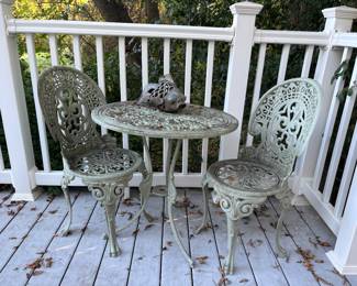 Cute porch / patio chair / table set