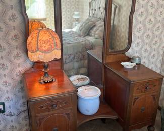 Beautiful 1930's dressing table, antique lamp