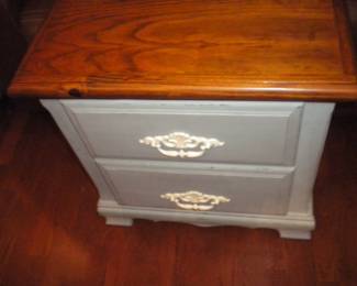 Shabby 2 drawer night stand