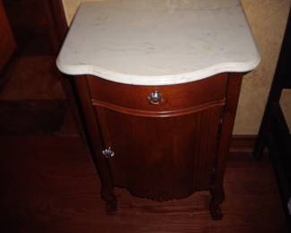 2 matching night stands